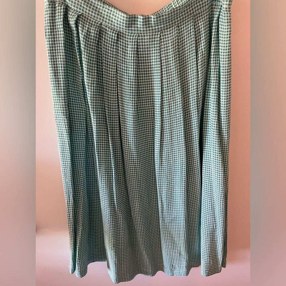 It’s a turquoise and white checkered skirt. Size is 22 and is Diane Richardson.